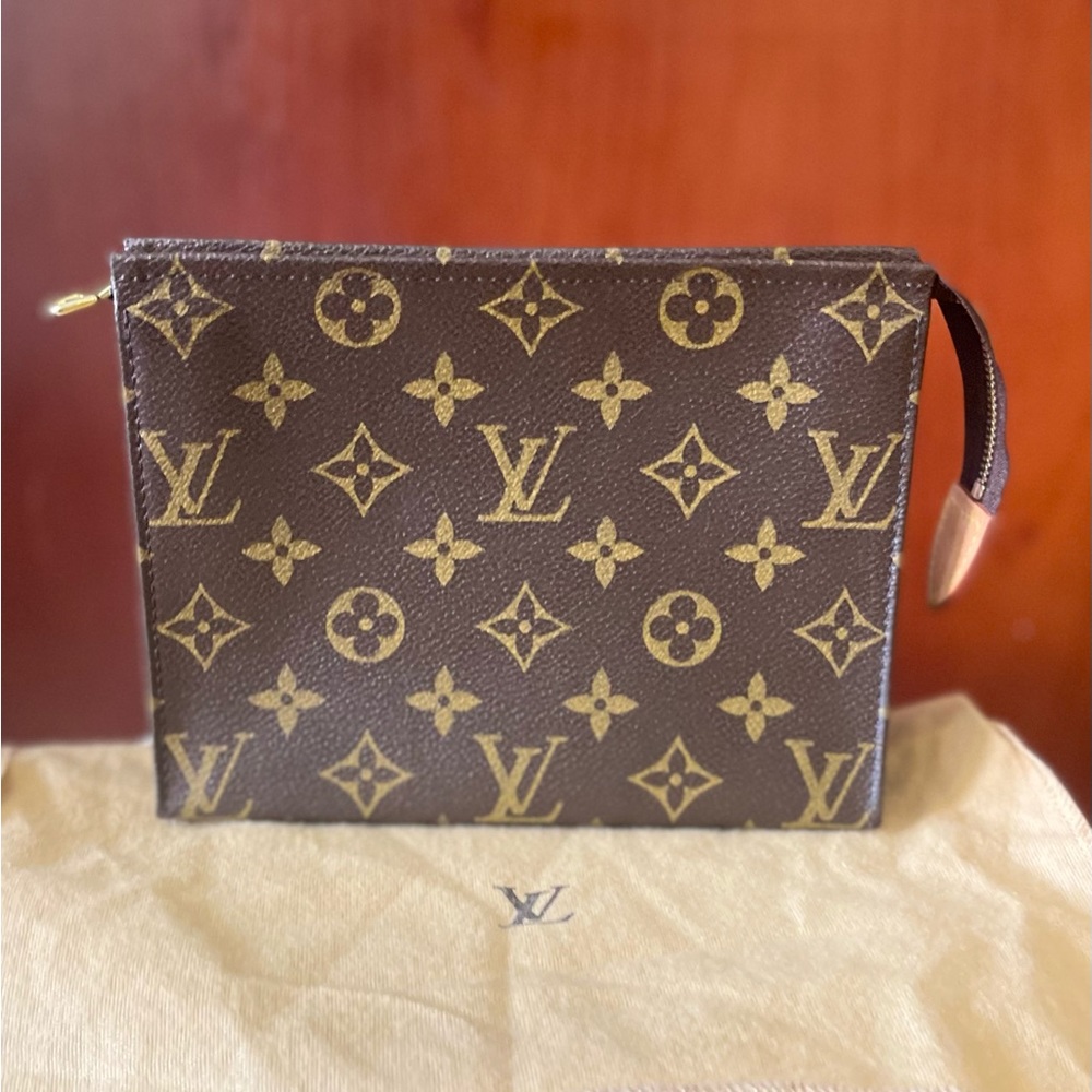 Louis Vuitton Toiletry 19 - Authentic